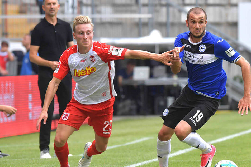 Manuel Prietl (r.) räumte im Mittelfeld des DSC auch gegen Jahn Regensburg ordentlich ab.