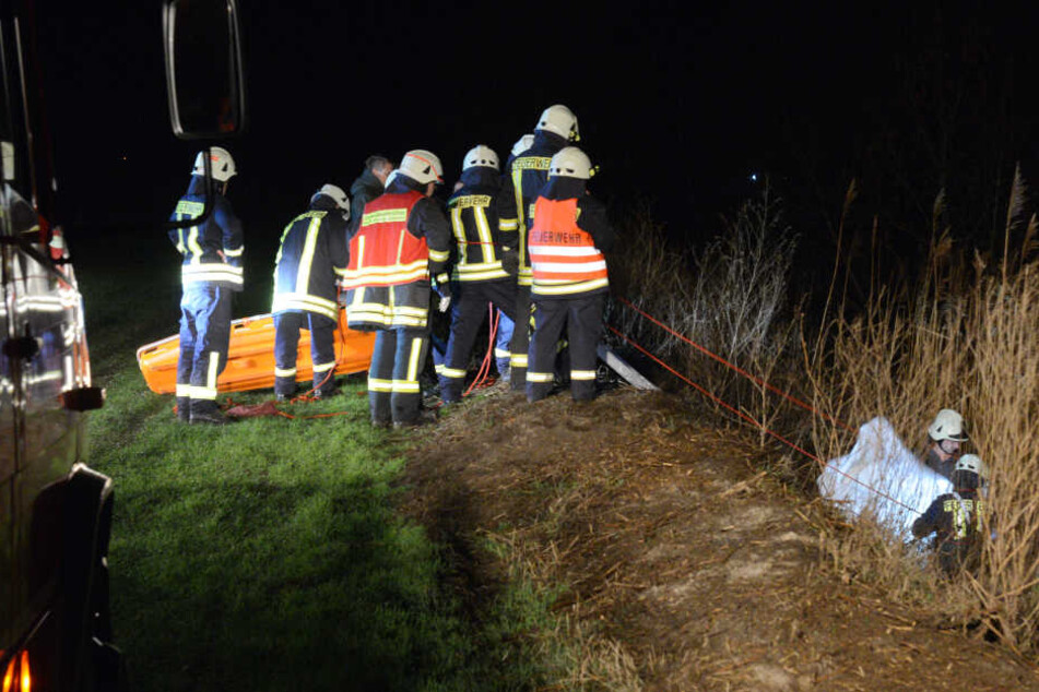 Einsatzkräfte der Polizei und Feuerwehr sind auf einer Wiese bei Groß Kreutz und bergen eine Leiche.
