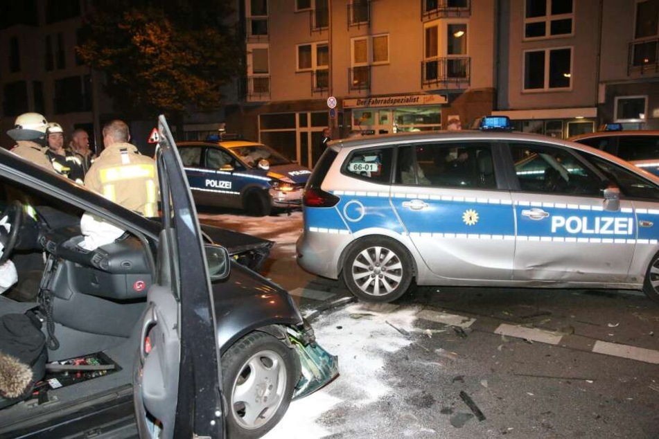 Gefährlicher Zusammenprall: Der Fluchtfahrer rammte ein Polizeiauto.