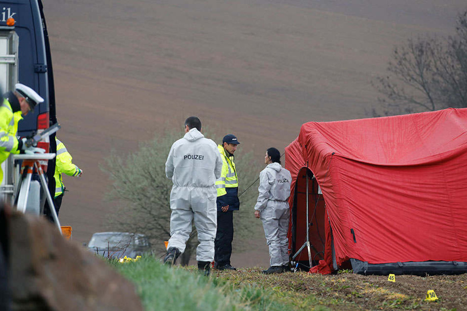 Unter einem Zelt hatte die Polizei den Tatort auf einem Feld im Oederaner Ortsteil Breitenau untersucht.