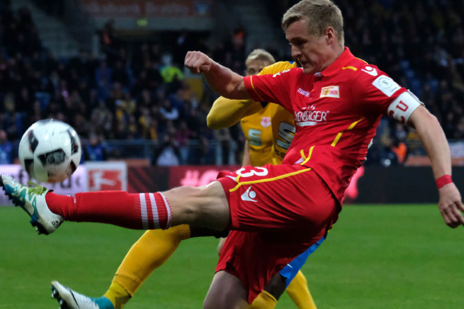 Braunschweigs Joseph Baffo (hinten) und Berlin Felix Kroos kämpfen um den Ball.