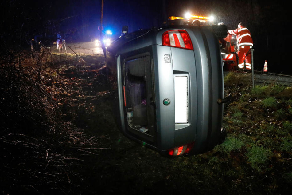 Der Skoda war nach dem Unfall im Straßengraben gelandet.