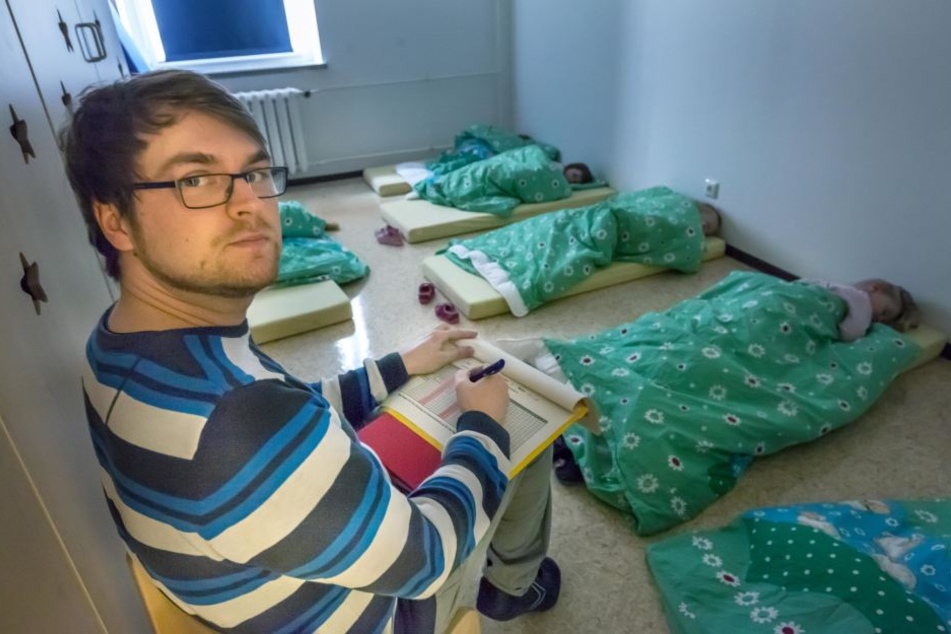 Erzieher Chris Wolf von der Kita Fantasia muss die Schreibarbeiten während des Mittagsschlafs erledigen.