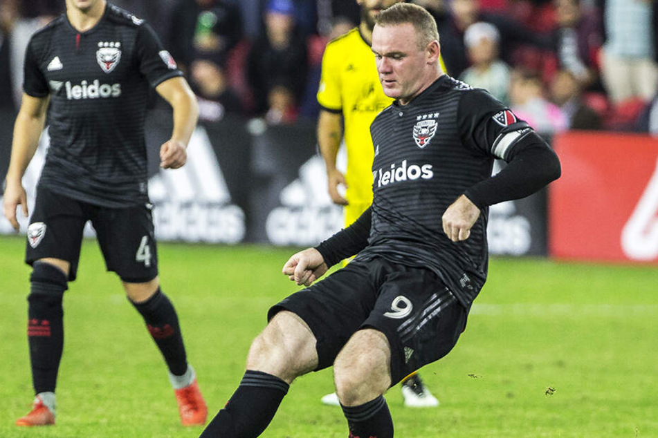 Wayne Rooney verlor die Beherrschung und flog nach einer brutalen Blutgrätsche mit Rot vom Platz.