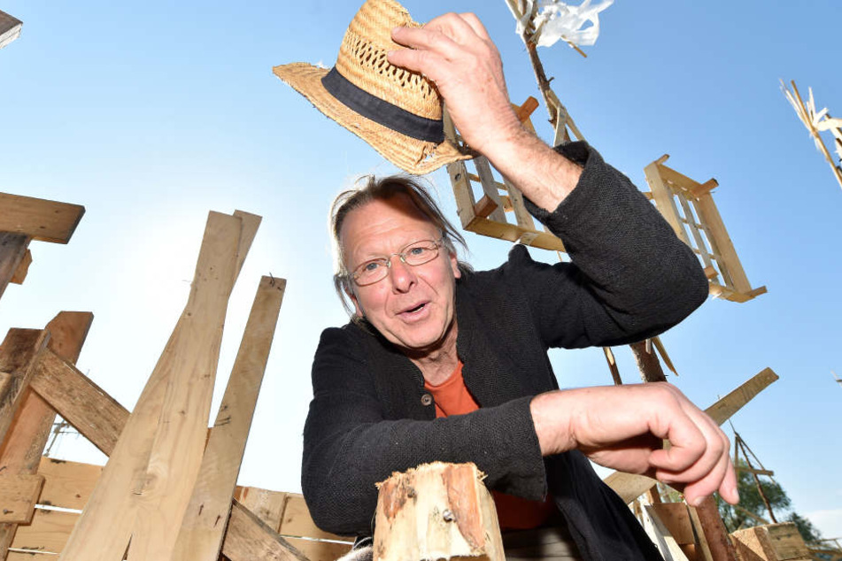 Kümstler Richard von Gigantikow (67) aus Radebeul zieht den Hut vor seiner Paletten-Stadt "Labystan"