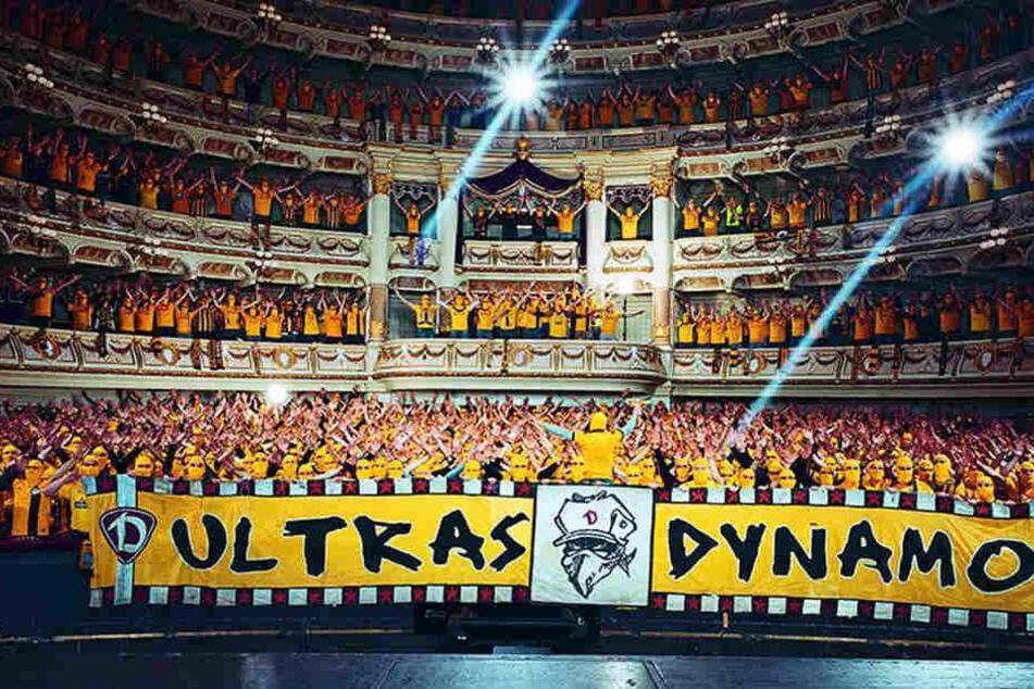 "Ausverkauftes" Haus: 1.200 Dynamo-Ultras in der Semperoper auf dem "Hugenotten"-Plakat.