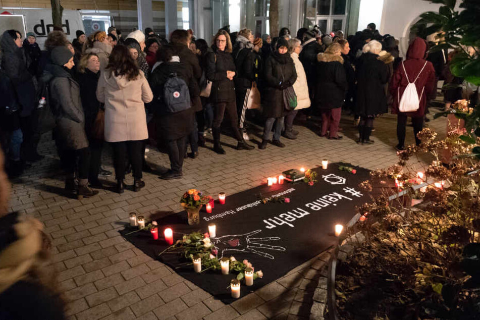 Etwa 80 Menschen versammelten sich am Mittwochabend vor dem Wohnhaus von Juliet H.