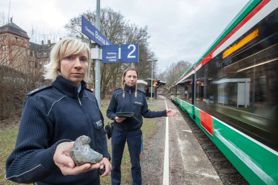 Solche Steine wurden auf die Citybahn geworfen: Bundespolizeisprecherin Anett
Bochmann (34,l.) und Madeleine Uda (39) am Haltepunkt Borna.