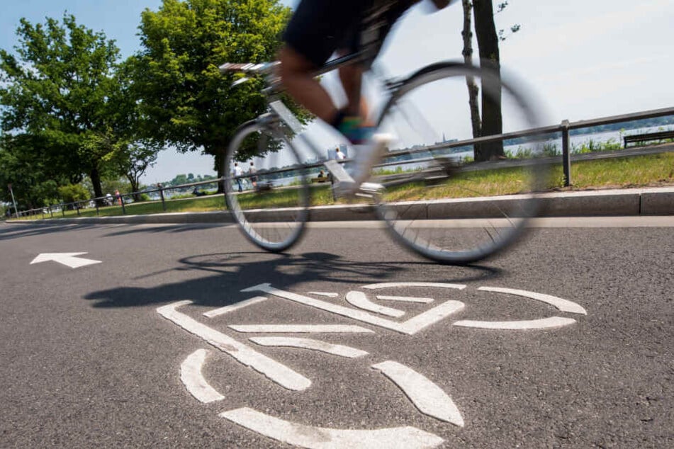 Ein Fahrradfahrer fährt auf einer Fahrradstraße an der Außenalster. Trotz Investitionen auf Rekordniveau kommt der Ausbau des Radwegenetzes in Hamburg langsamer voran als erhofft.