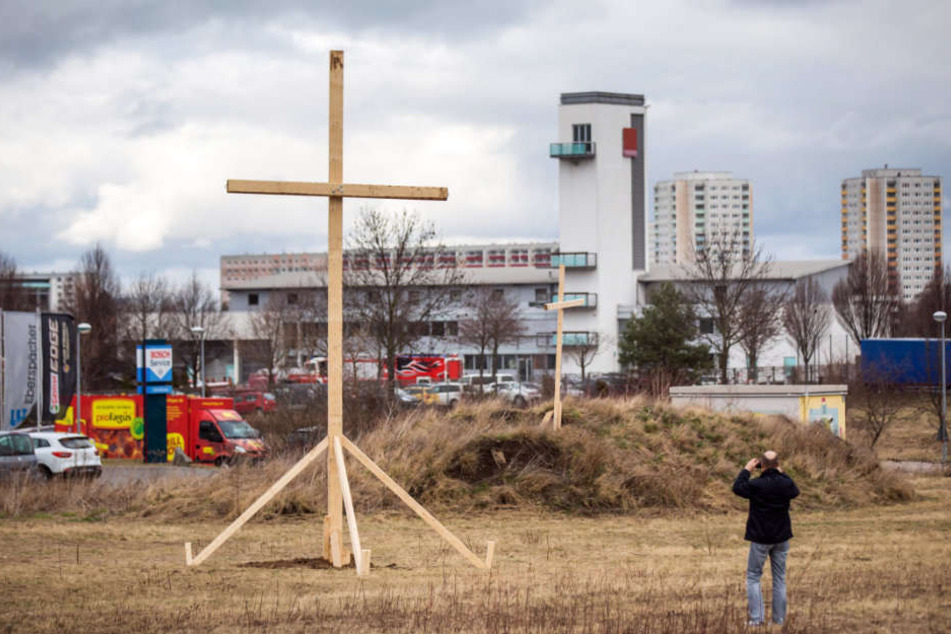Moschee-Gegner stellten solche Holzkreuze auf dem Gelände der geplanten Moschee in Marbach auf.