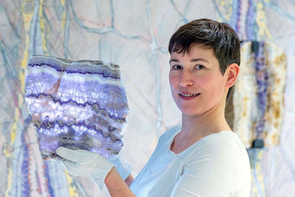 Ausstellungskuratorin Dr. Thorid Zierold (40) mit einer Amethystscheibe aus dem erzgebirgischen Mildenau.