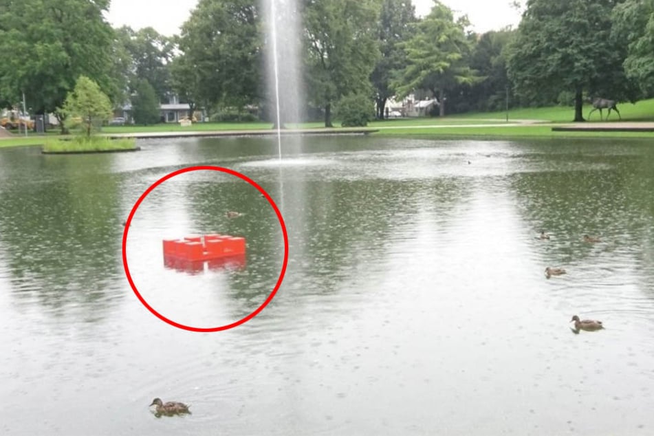 Das Bielefelder Stadtlogo ist im See vom Bürgerpark versenkt worden.