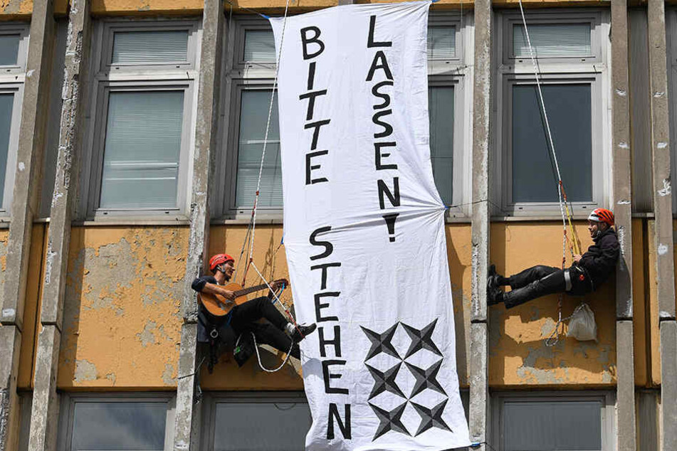 Bereits Mitte Juli besetzten mehrere Personen das alte Gebäude, um es vor dem Abriss zu schützen.