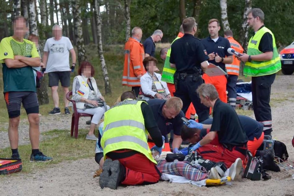 Verletzte werden an der Unfallstelle behandelt.