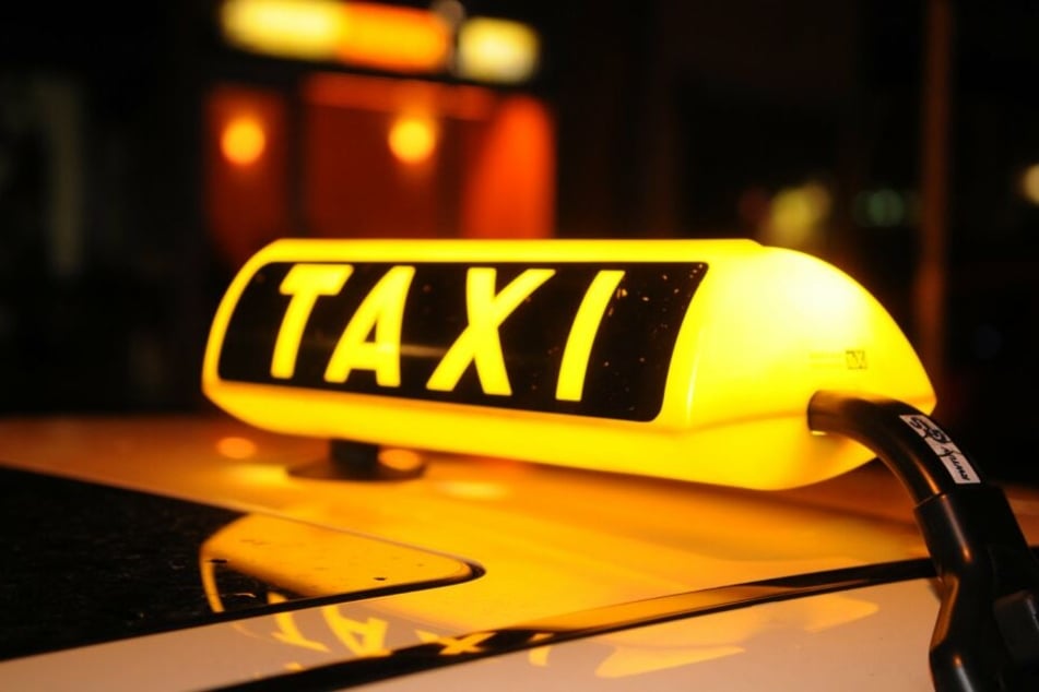 Ein Taxischild leuchtet in der Nacht: In Neuaubing bei München hatte der Streit eines Taxifahrers mit seinen Gästen schlimme Folgen. (Symbolbild)