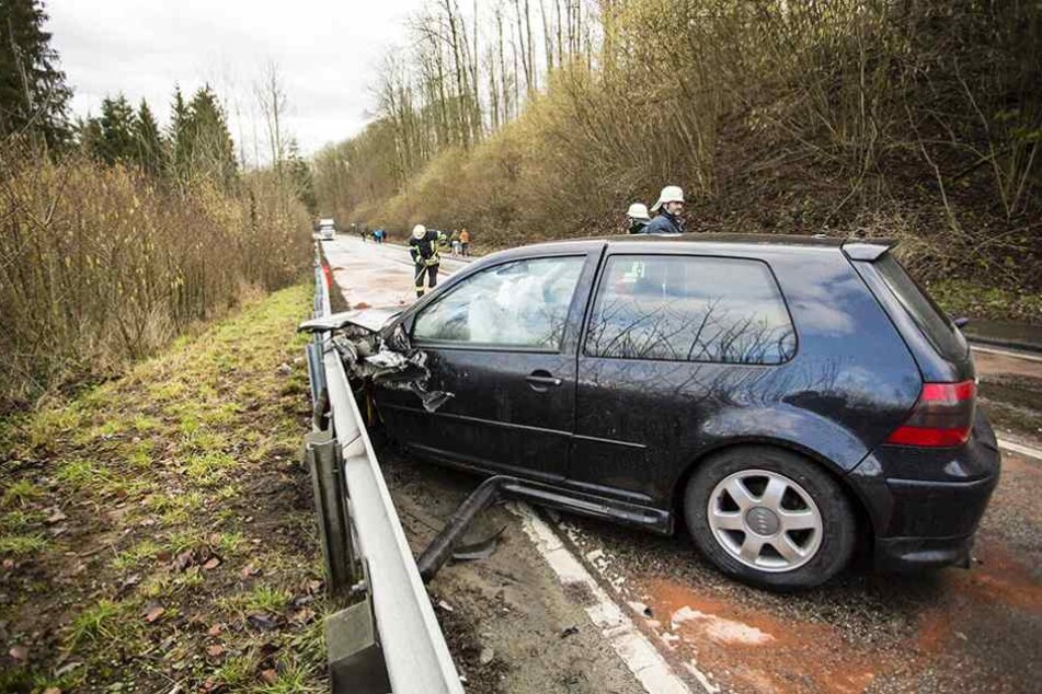 Der Golf knallte in die Leitplanke, vier Insassen wurden verletzt (Symbolbild)