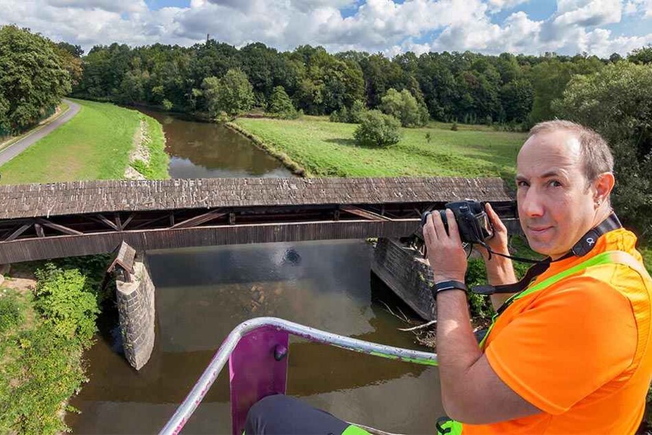 Gutachter Silvio May stellte die gravierend Mängel an der Holzbrücke fest. Nun wird der Röhrensteg saniert.