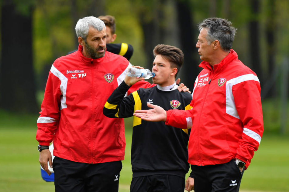 Dynamos Trainer-Duo Uwe Neuhaus (r.) und Peter Németh wollen Vasil Kusej (M.)
behutsam aufbauen.