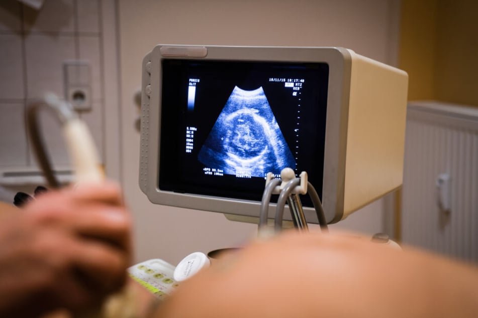 Eine Schwangere wird mit einem Ultraschall untersucht.