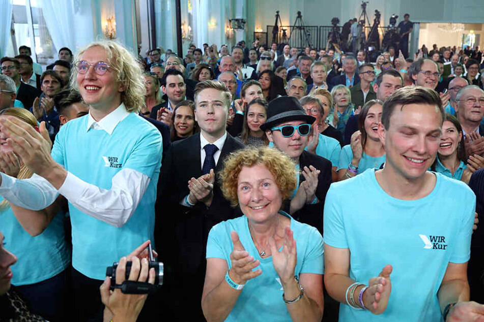 Anhänger des ehemaligen Österreichischen Kanzlers und aktuellen Spitzenkandidaten Kurz reagieren vor den ersten Hochrechnungen in der ÖVP-Zentrale.