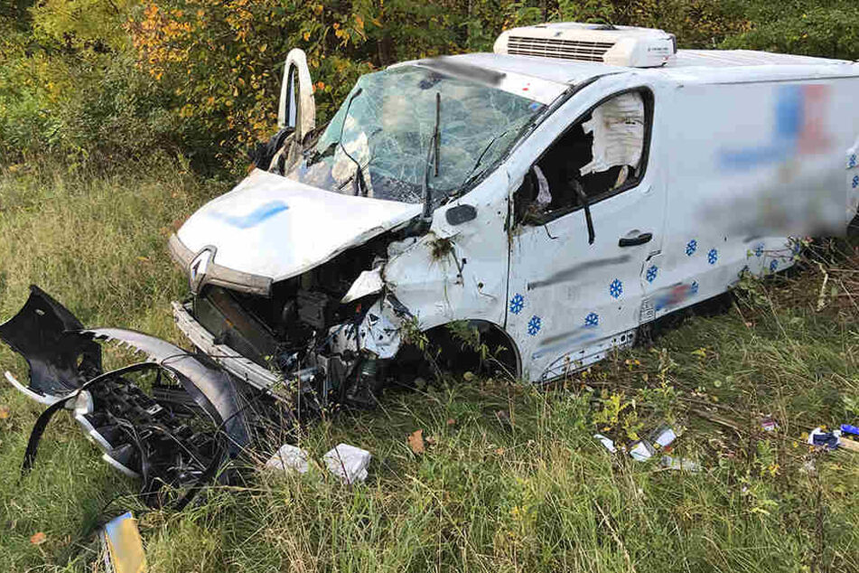 Der Transporter wurde bei dem Unfall über die Leitplanke geschleudert.