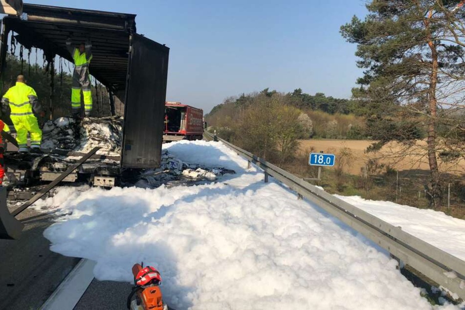 Ein Lkw ist in der Nacht zu Samstag auf der A2 bei Wollin in Brand geraten.