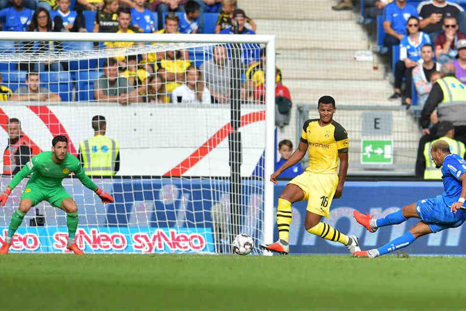 Hoffenheims Stürmer Joelinton (r.) trifft kurz vor der Halbzeit zur 1:0-Führung für die TSG. BVB-Innenverteidiger Manuel Akanji (M.) kommt zu spät, Keeper Roman Bürki (l.) ist gegen den platzierten Schuss machtlos.