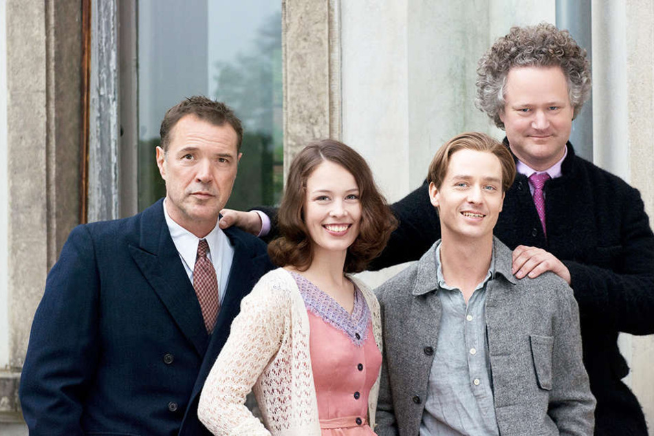 Regisseur Florian Henkel von Donnersmarck (45, r.) mit seinen Hauptdarstellern Sebastian Koch (56, l.), Tom Schilling (36) und Paula Beer (23) als Elizabeth "Ellie" Seeband, die Heinrich Eufingers Tochter und Gerhard Richters erster Ehefrau Marianne "Ema"