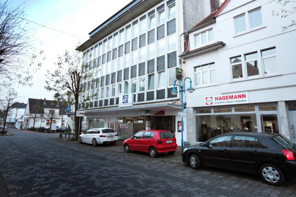 Ein Stückchen weiter die Bahnhofstraße runter steht der Nachtclub, in dessen Hinterhof der 46-Jährige Bünder raste.