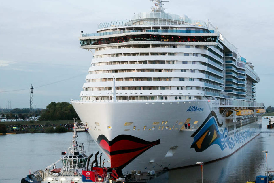Schlepper überführen das Kreuzfahrtschiff AIDAnova vom Hafenbecken der Meyer Werft in die Ems.