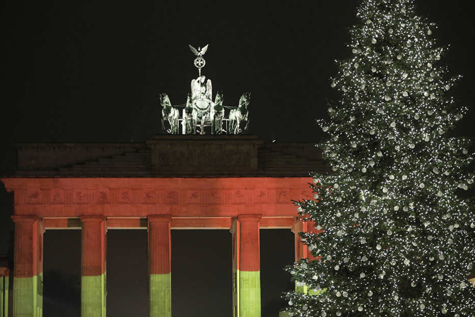 Hier der Beweis: Am 20. Dezember wurde das Brandenburger Tor schwarz-rot-gold angestrahlt.