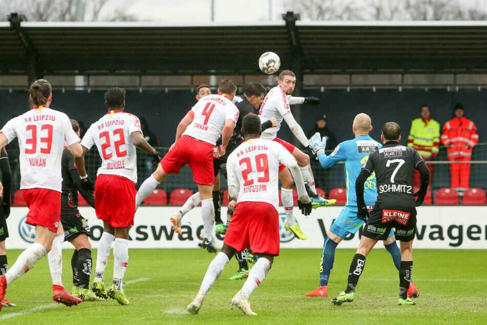 Willi Orban (#4) erzielte per Kopf das einzige Tor im Trainingszentrum am Cottaweg.