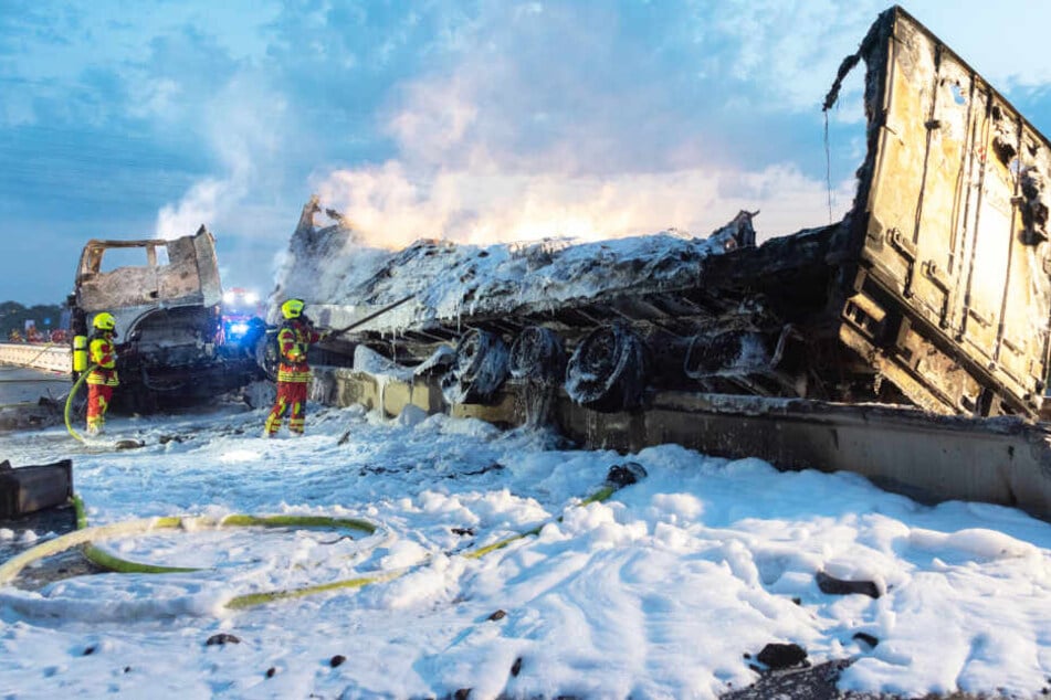 Der Lastwagen brannte völlig aus. Die Feuerwehr löschte das Feuer mit Schaum.
