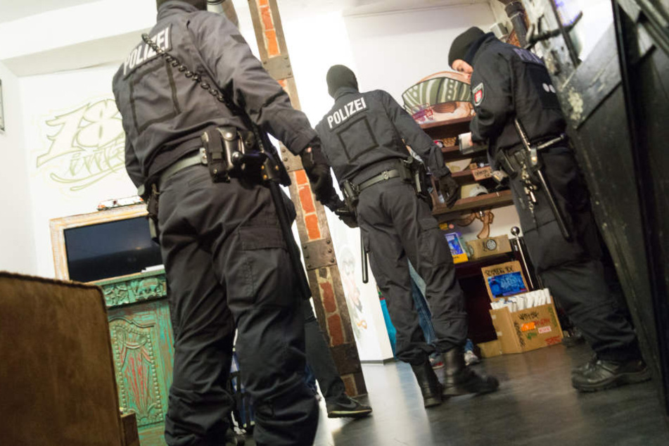 Bei der Razzia hatten Beamte auch den Fan-Shop der 187 Strassenbande durchsucht.