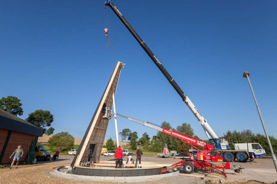 In dem riesigen Riesenräucherkerzchen wird das Räucherkerzen-Museum untergebracht.