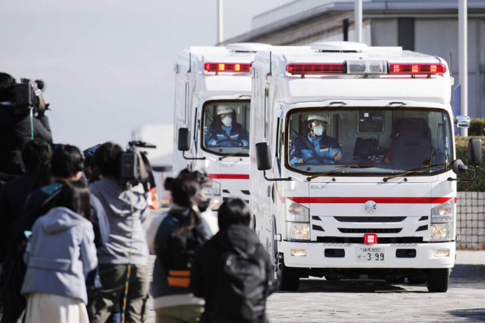 Zwei Krankenwagen verlassen den internationalen Flughafen Haneda, nachdem eine Chartermaschine der japanischen Regierung Personen aus dem chinesischen Wuhan zurückholte.
