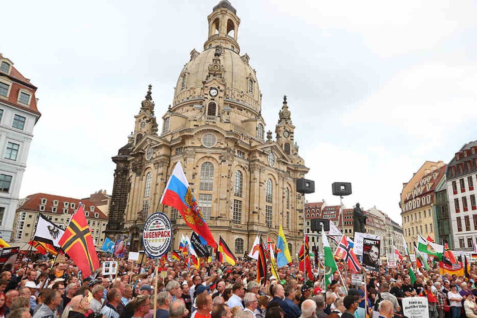 PEGIDA kündigt für den 3. Oktober einen Innenstadtspaziergang an.