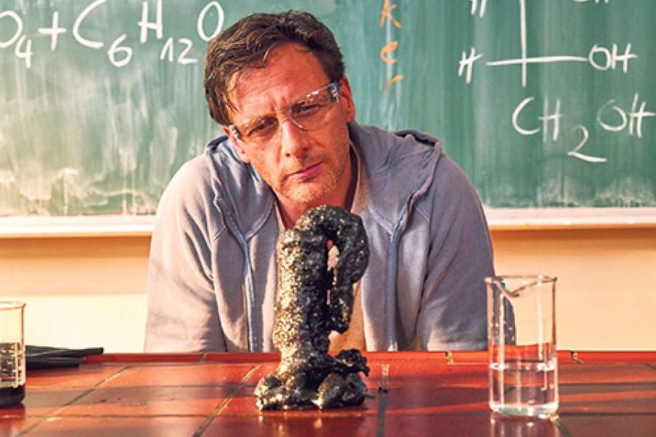 Henrik Duryn (49) spielt „Der Lehrer“ Stefan Vollmer, der an einer
Gesamtschule in Köln unter anderem Chemie unterrichtet.