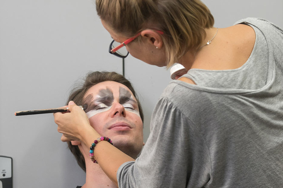 Da gibt‘s was auf die Augen: Maskenbildnerin György Zsófi legt mit dem Pinsel
los.
