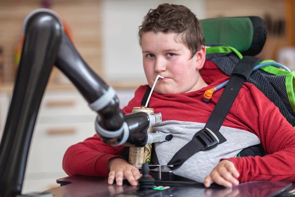 Noah kann mit dem Robo-Arm wieder selbstständig trinken: Etwa eines von
10.000 Neugeborenen kommt mit der Muskelschwäche auf die Welt.