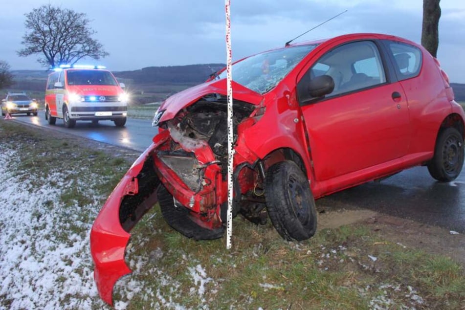 Der 40-Jährige krachte mit seinem Wagen gegen einen Baum.