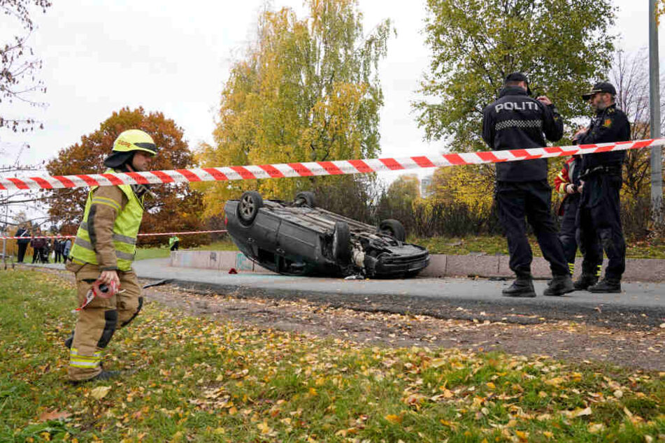 Auch dieses Auto fiel dem Krankenwagen zum Opfer und landete auf dem Dach.