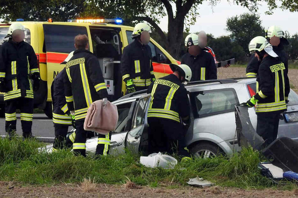 In einer Doppelkurve kam der Ford von der Fahrbahn ab und schleuderte in einen Straßengraben.