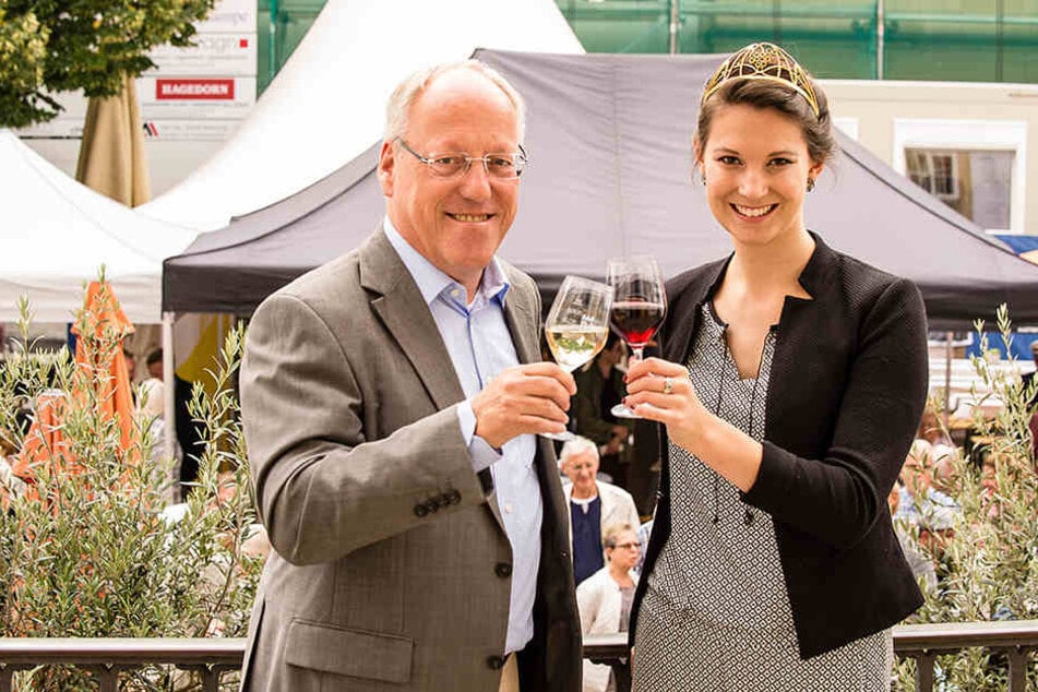 OB Pit Clausen (55, SPD) und die Deutsche Weinprinzessin Christina Schneider eröffneten den Weinmarkt am Dienstag.