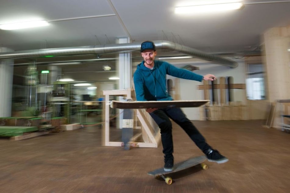 Philipp Marx (25) skatet durch die Halle, um ein Board zur nächsten Produktions- stufe zu bringen.