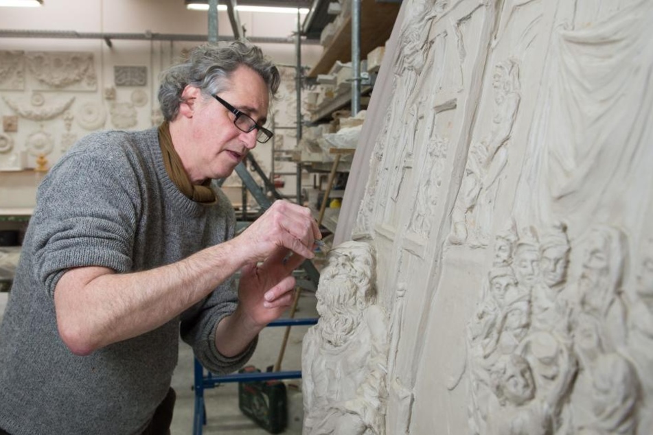 Bildhauer Jan Kretzschmar arbeitet an einer historischen Stuckdecke.