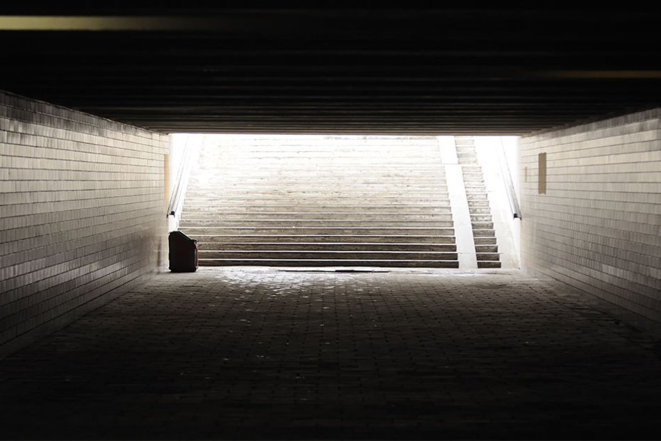 Im Bereich einer Tunnel-Unterführung hielt ein Unbekannter die 22-Jährige fest und begrapschte sie. (Symbolbild)