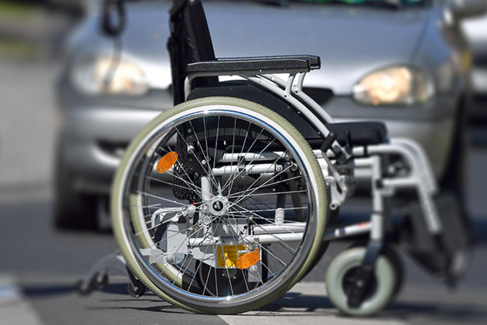Wie es dem schwer verletzten Rollstuhlfahrer geht, ist bislang unklar. (Symbolbild)