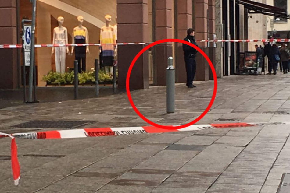 Die Beamten untersuchen den Gegenstand.