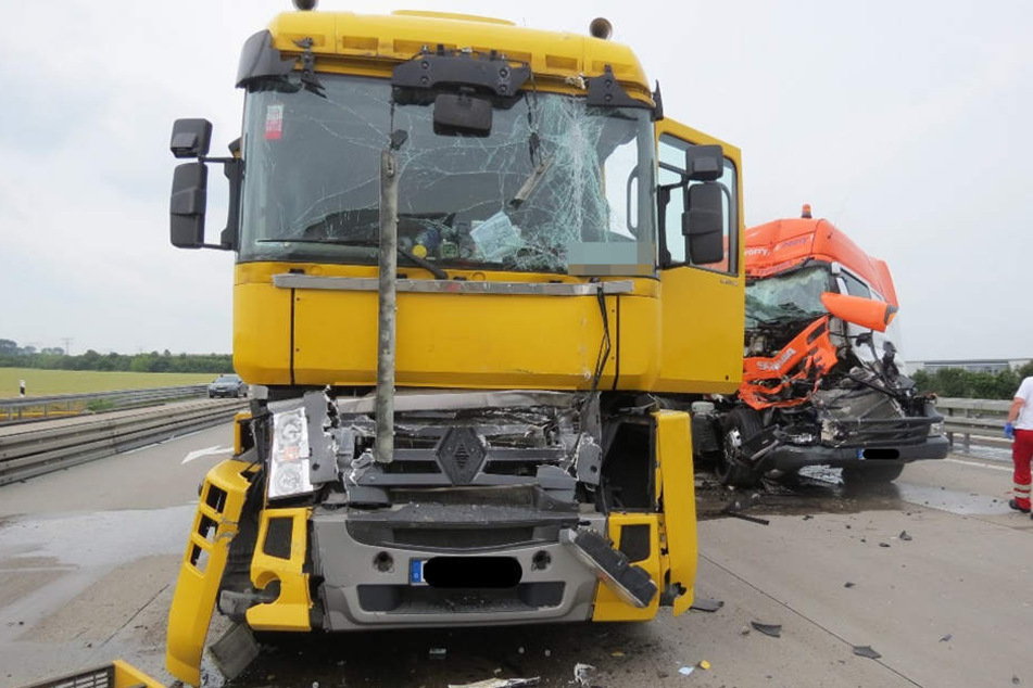 Weil er das Stauende übersah, krachte ein Lkw-Fahrer auf einen vor ihm haltenden Sattelschlepper.